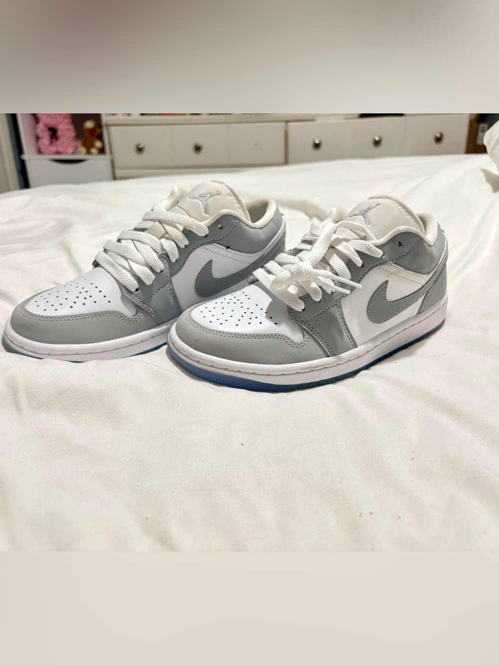 Jordan Low-Top Sneakers in White & Light Gray